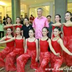 21 Nov 2014 - PM Lee Hsien Loong poses for photos with dance performers at PA CCMC 50th Anniversary Celebration