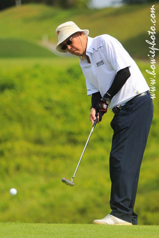 2 Oct 2016 ESM Goh Chok Tong in action during Chua Chu Kang Charity Golf Tournament 2016