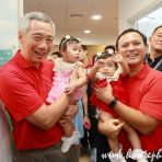 5 May 2018 PM Lee Hsien Loong and MOS Zaqy Mohamad carry babies at Keat Hong CC Official Opening