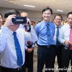 17 Nov 2018 Minister Khaw Boon Wan tries out VR goggles at LTA NSEWL New Trains Signing Ceremony
