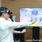 28 Sept 2020 Minister Ong Ye Kung tries out VR google after LTA Signing Ceremony for Award of New NSEWL Trains