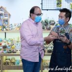 6 Nov 2020 Minister S Iswaran interacts with shop owner during MCI Ministerial visit to SME