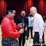 30 Sept 2022 GOH PM Lee Hsien Loong interacts with performers at Singapore Chinese Cultural Centre's 5th Donors Appreciation Dinner 2022