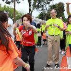 23 Oct 2022 MOS Low Yen Ling, MInister Gan Kim Yong and SMS Amy Khor give out finisher medals at the Chua Chu Kang and Hong Kah North B.I.G. Farm Walk and Run 2022