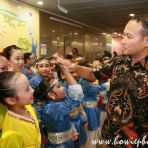 10 April 2023 Mayor of SE CDC Mohd Fahmi Aiman interacts with student performers at the LTA Hari Raya themed train launch