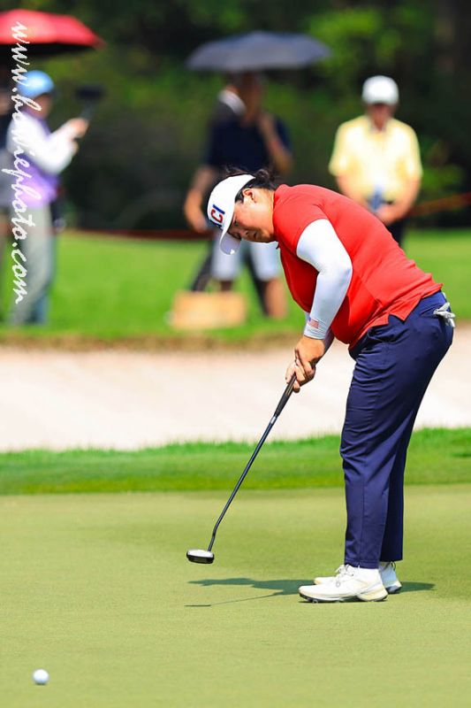 1 March 2026 Angel Yin of the United States putts on the 18th green during the HSBC Women's World Championship 2026 at Sentosa Golf Club, Singapore