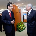 6 Aug 2009 Minister Raymond Lim interacts with president of ICAO Roberto Kobeh González at the 3rd World Civil Aviation Chief Executives Forum